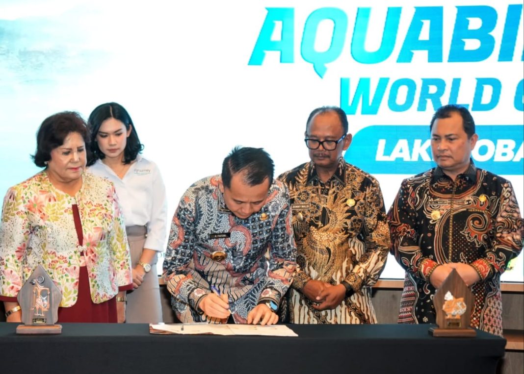 Pj Gubernur Sumut Agus Fatoni tanda tangan MoU Terkait Penyelenggaraan Event Aquabike World Championship Toba 2024 di Sarinah, Thamrin, Jakarta, Kamis (31/10/2024). (Dok/Diskominfo Sumut)