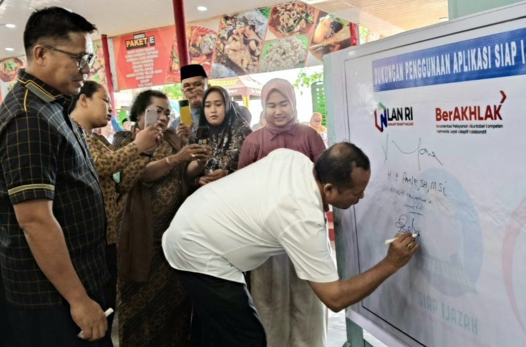 Kadis Pendidikan Sergai, Suwanto Nasution membubuhkan tanda tangan dukungan terhadap aplikasi Siap Ijazah dan Simutia Online, Jumat (1/11/2024).