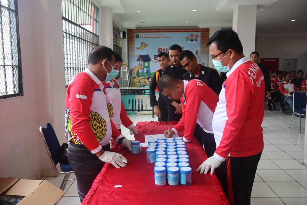 Kalapas Kelas IIA Pancurbatu, Nimrot Sihotang, memimpin Rapat Dinas dan Tes Urine di Lapas Pancurbatu untuk mendukung pelaksanaan 