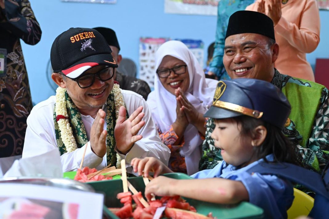 Mendikdasmen Abdul Mu’ti berinteraksi dengan murid-murid TK Angkasa Sri Mulyono Herlambang dalam kunjungan kerjanya di Palembang, Sumatra Selatan, Kamis (1/11/2024). (Dok/Kemendikdasmen)