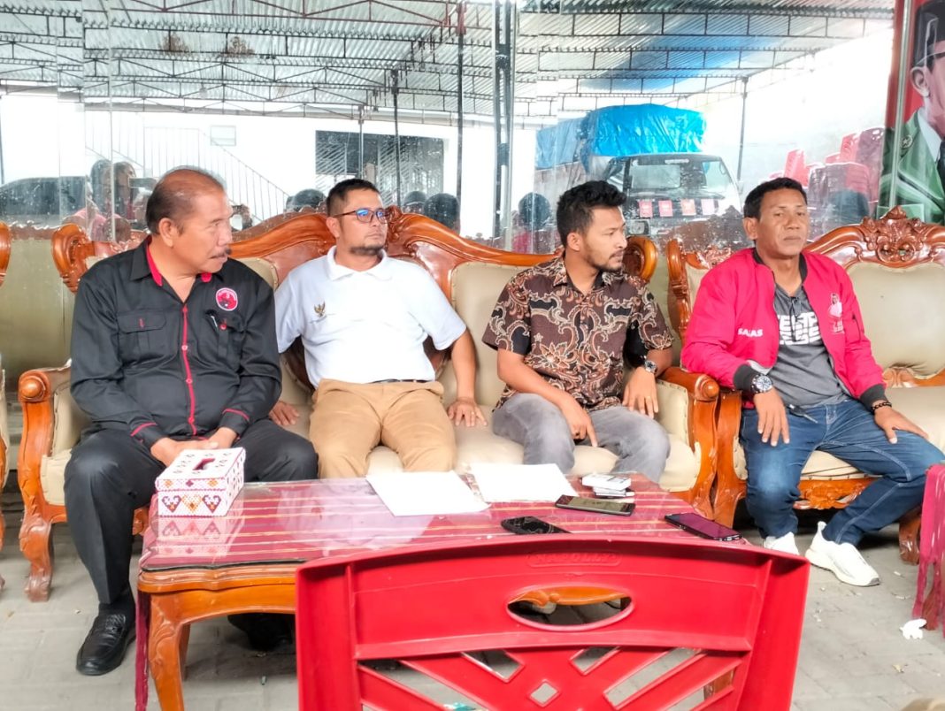 Dari kiri ke kanan, anggota DPRD Sumut Paltak Siburian, Dompak Hutasoit, Sultan Sihombing, Douglas Tobing saat memberi keterangan pers kepada media, Jumat (01/11/2024) sore.