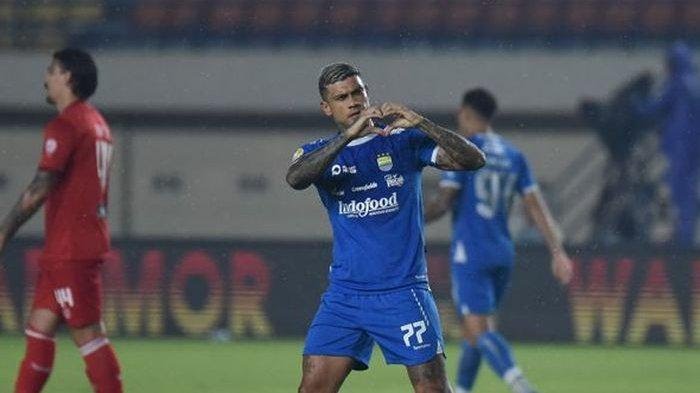 Penyerang Persib Bandung, Ciro Alves, melakukan selebrasi setelah menjebol gawang Semen Padang pada pekan ke-10 Liga 1 2024/2025 di Stadion Si Jalak Harupat, Kabupaten Bandung, Jumat (1/11/2024).