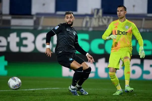 Valentin Castellanos dari Lazio beraksi saat pertandingan Serie antara Como vs Lazio di Stadion Giuseppe Sinigaglia, Como, Italia.