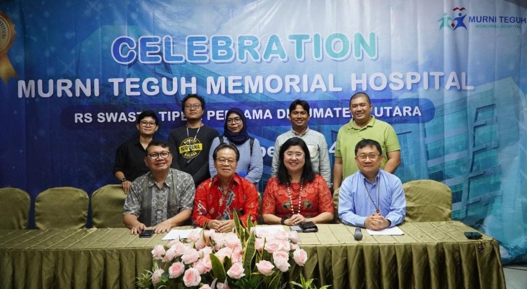 Prof Dr dr Kiking Ritarwan SpS-K MKT Spesialis Saraf (Neurology) selaku Ketua Tim Code Stroke, Presiden Komisaris Tjhin Ten Chun, Presiden Direktur DR dr Mutiara MHA MKT, Direktur Operasional dr Jong Khai MARS foto bersama usai konferensi pers syukuran RS Swasta Kelas A Pertama di Sumut, Jumat (1/11/2024). (Dok/RS Murni Teguh Hospital)