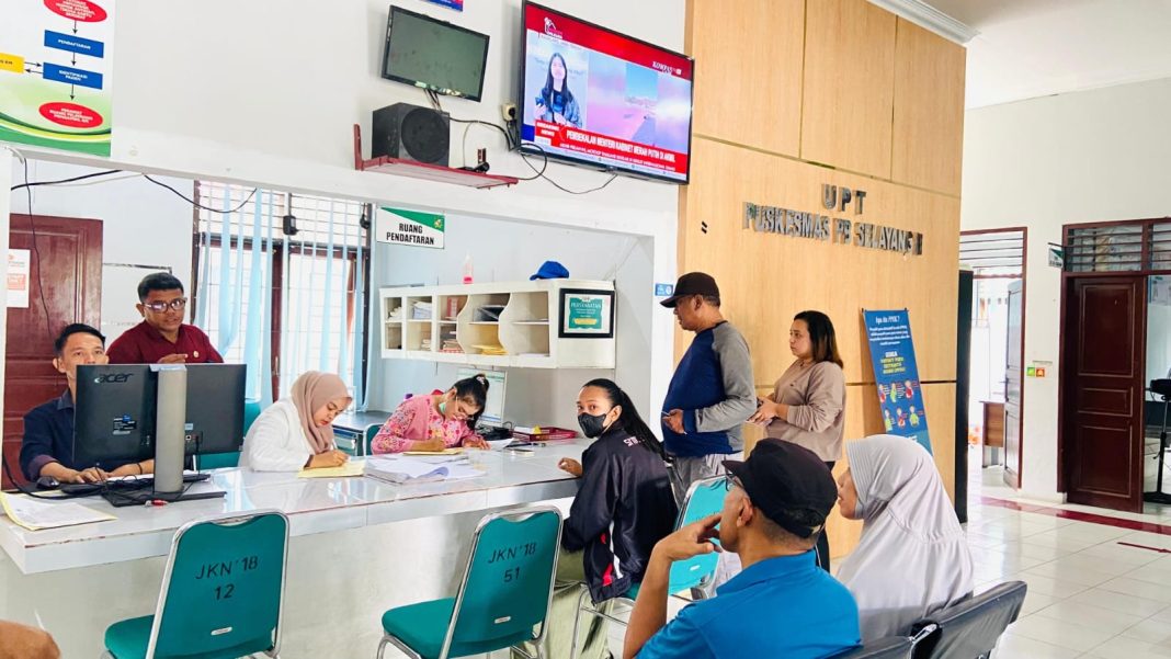 Warga Medan Selayang sedang menunggu giliran di Puskesmas PB Selayang II untuk memanfaatkan layanan kesehatan gratis melalui program UHC JKMB. (Dok/Prokopim Pemko Medan)