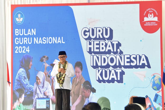 Mendikdasmen, Abdul Mu'ti meluncurkan 'Bulan Guru Nasional' saat mengunjungi SDN 59 Palembang, Jumat (1/11/2024). (Dok/Kemendikdasmen)