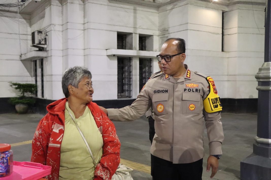 Kapolrestabes Medan Kombes Pol Gidion Arif Setyawan berdialog dengan warga di kawasan Kesawan, Medan Barat, dalam patroli dialogis untuk menjaga keamanan dan ketertiban masyarakat, Sabtu (2/11/2024) malam.