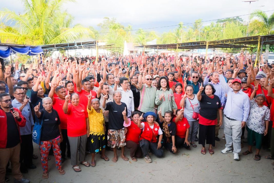 Massa yang begitu antusias foto bersama dengan Cabup/Cawabup Satika Simamora-Sarlandy didampingi Nikson Nababan.