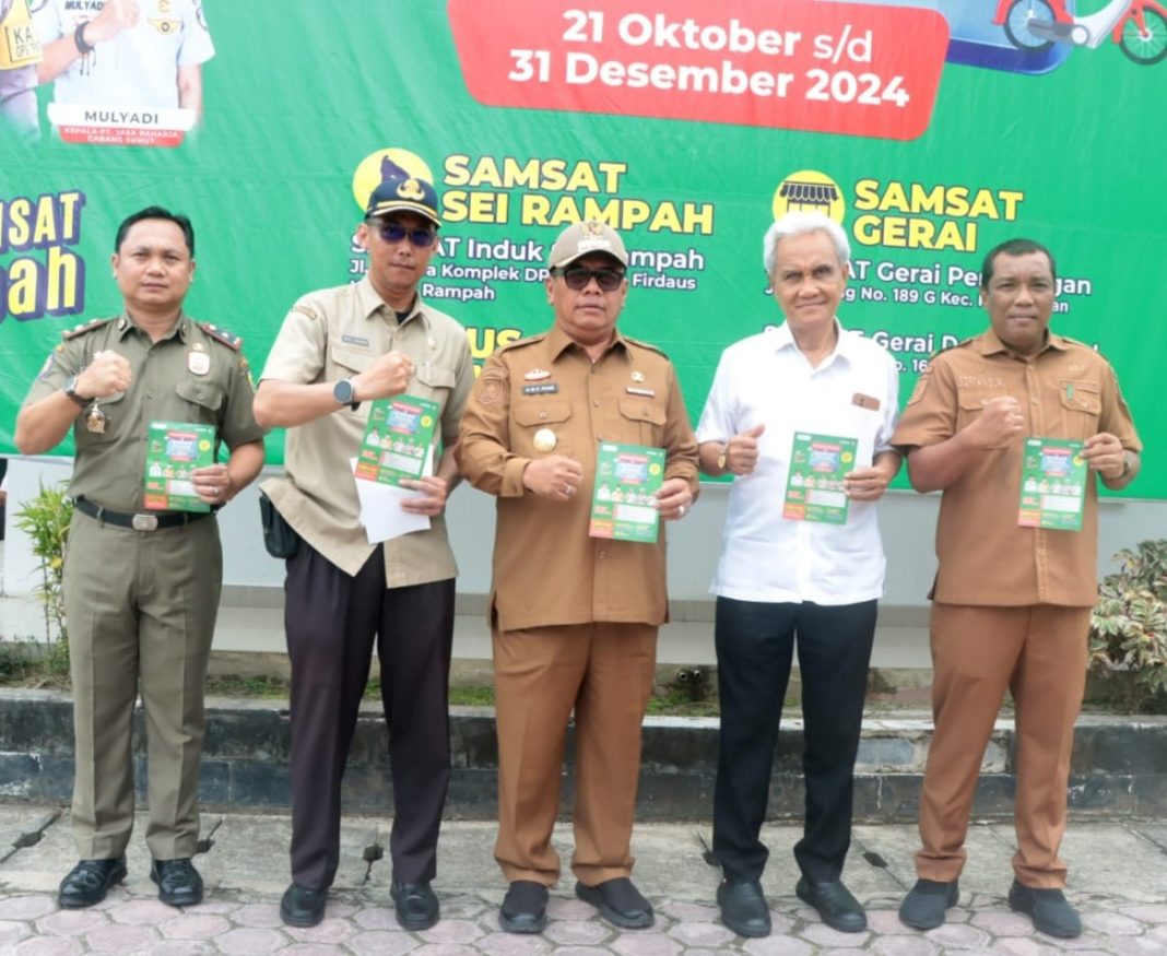 Pjs Bupati Sergai, H Parlindungan Pane diabadikan bersama kepala OPD usai memimpin apel kendaraan dinas, Senin (4/11/2024). (Dok/Diskominfo)