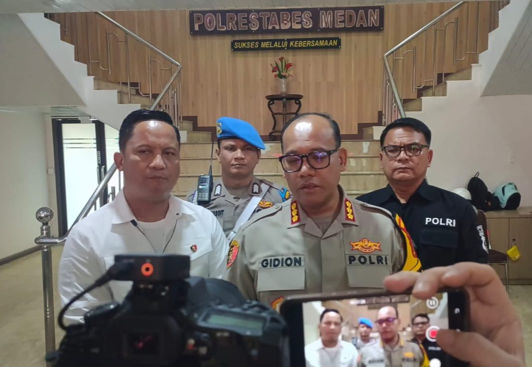 Kombes Pol Gidion Arif Setyawan, Kapolrestabes Medan, saat menggelar konferensi pers tentang pengungkapan kasus judi online, di Medan, Senin (4/11/2024).