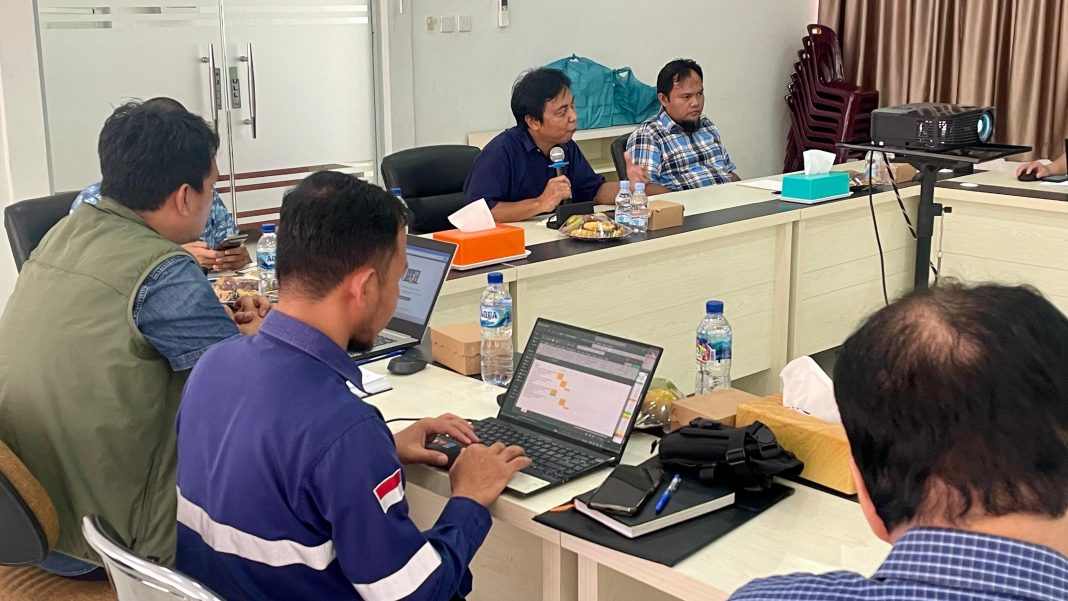 GM PLN UIP SBU Hening Kyat Pamungkas, memimpin Rapat Monitoring Schedule Synchronize & SLO Pembangkit PLTA Asahan 3 (2 x 87 MW) yang digelar di Basecamp PLTA Asahan 3, Kamis (31/10/2024). (Dok/PLN)