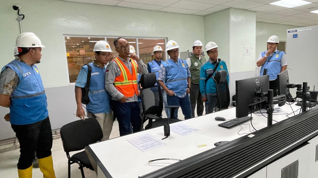 GM PLN UIP SBU Hening Kyat Pamungkas bersama jajaran manajemen, melakukan kunjungan ke Power House Unit 1 dan 2, PLTA Asahan 3, Jumat (1/11/2024). (Dok/PLN)