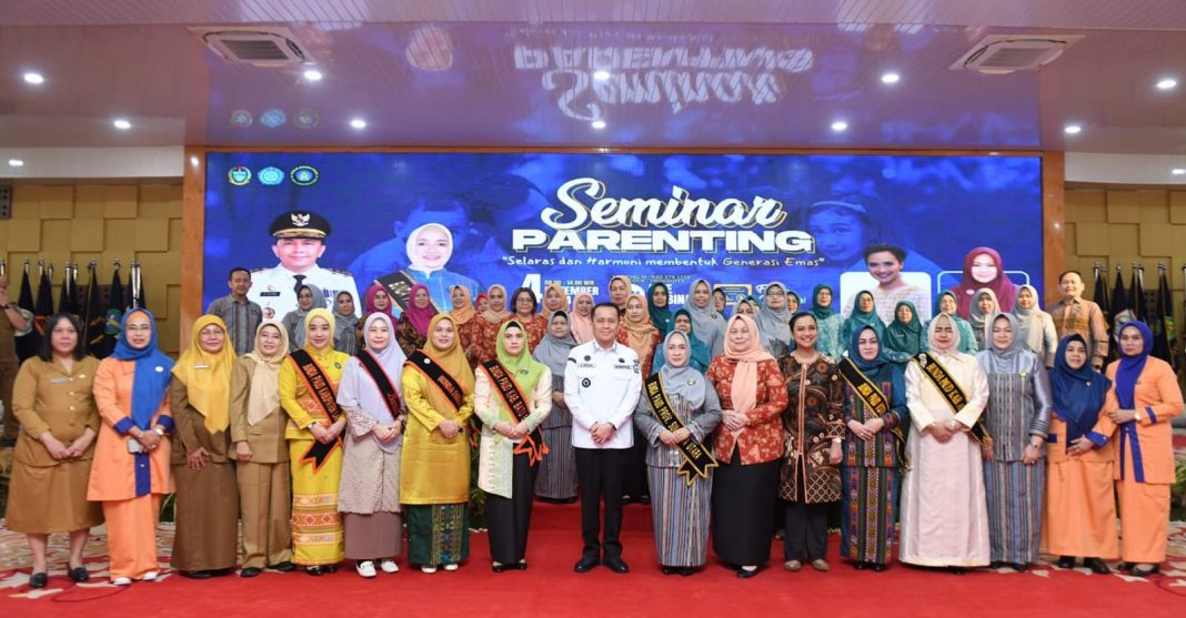 Pj Gubernur Sumut A Fatoni bersama Bunda PAUD Sumut Tyas A Fatoni, Ketua DWP Sumut Dyan Arief Trinugroho serta Bunda PAUD Kabupaten/Kota se-Sumut foto bersama di sela-sela Seminar di Aula Tengku Rizal Nurdin, Jalan Sudirman, Medan, Senin (4/11/2024). (Dok/Diskominfo Sumut)