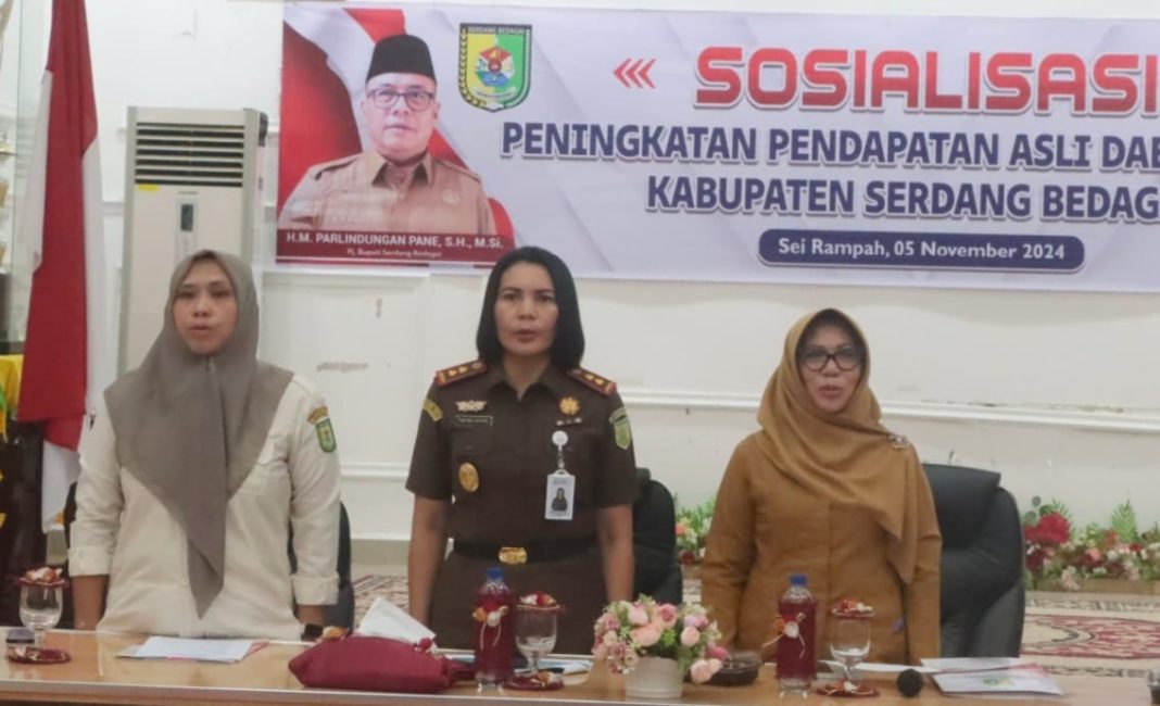 Pjs Bupati Sergai diwakili Sekdakab Rusmiani Purba bersama Kajari Rufina Ginting SH MH dan Kepala Bapenda Sri Rahmayani pada kegiatan sosialisasi peningkatan PAD, Senin (5/11/2024). (Dok/Diskominfo)