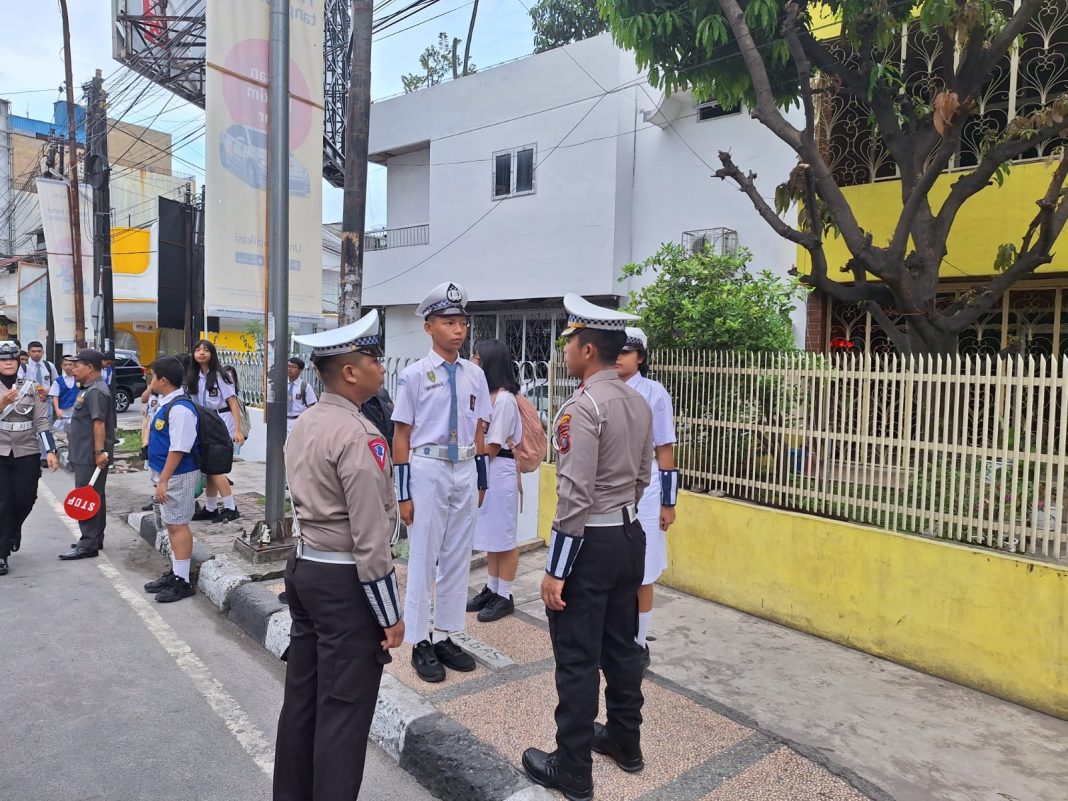 Kasat Lantas Polrestabes Medan Kompol Andika Purba pimpin pelatihan dan pembinaan PKS di Perguruan Santo Thomas Jalan S Parman Medan, Rabu (6/11/2024). (Dok/Sat Lantas)