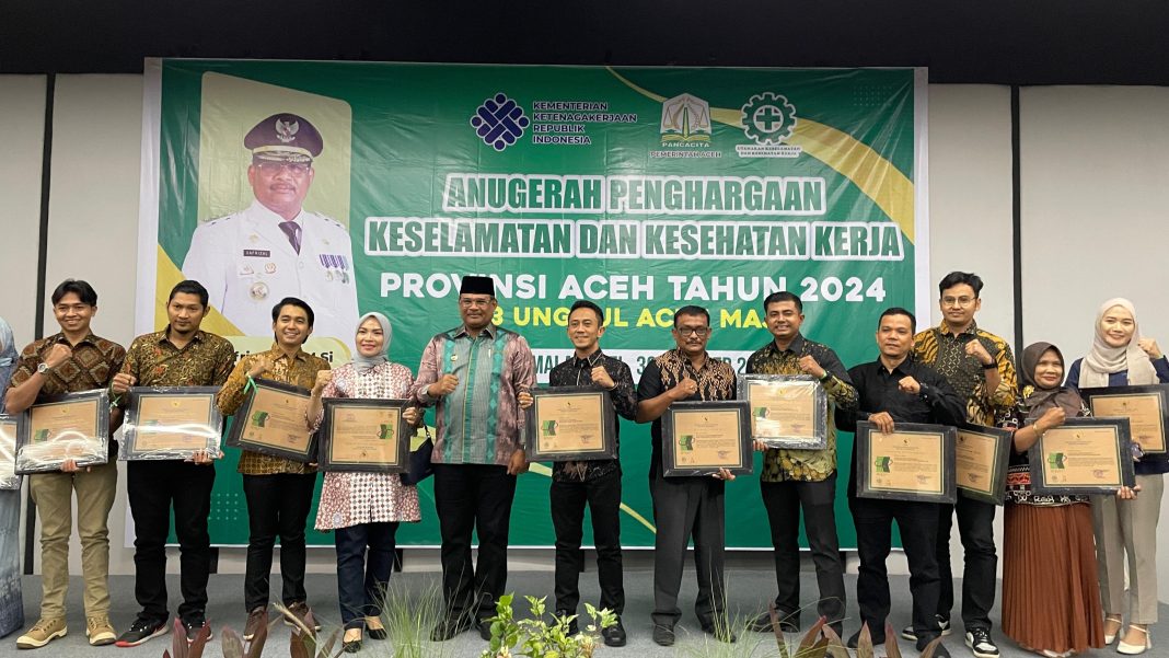 PLN UIP SBU melalui UPP SBU 1 foto bersama setelah dinyatakan berhasil mendapat penghargaan K3 dalam kegiatan Anugerah Penghargaan Keselamatan dan Kesehatan Kerja Provinsi Aceh 2024 yang digelar di Hotel Rasamala, Jl Teuku Umar, Banda Aceh. (Dok/PLN)