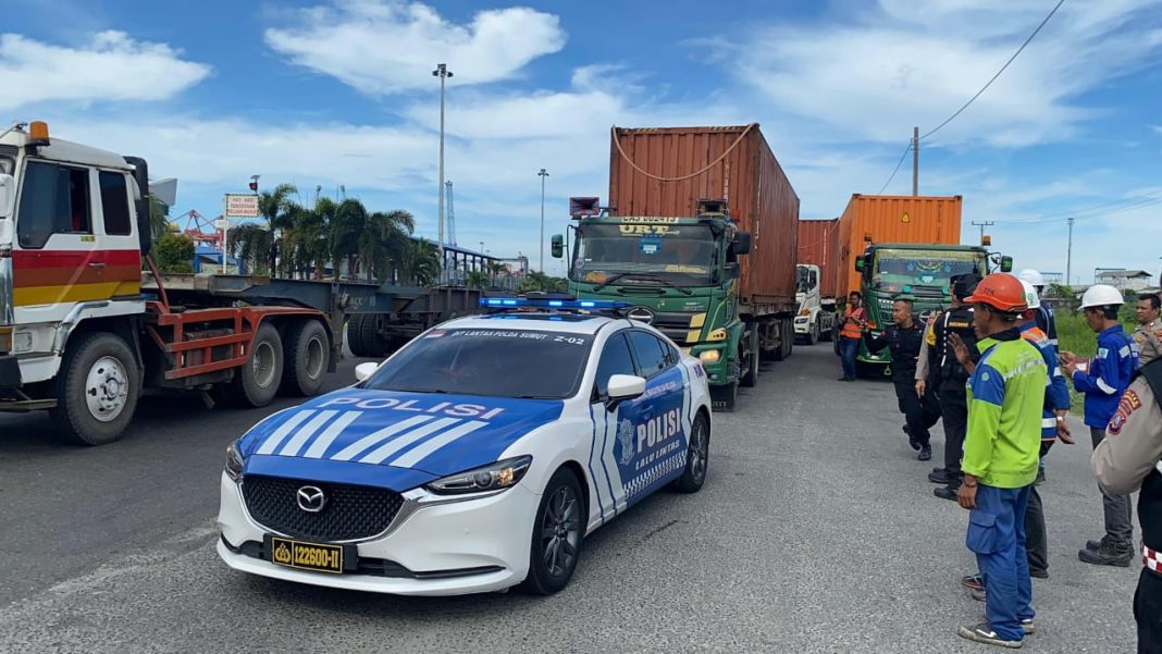 Personil Polda Sumut mengawal 13 truk kontainer pengangkut logisitik ajang Aquabike Jetski World Championship 2024 ke Ajibata, Tomok dan Pangururuan, Kabupaten Toba, Rabu (6/11/2024). (Dok/Polda Sumut)