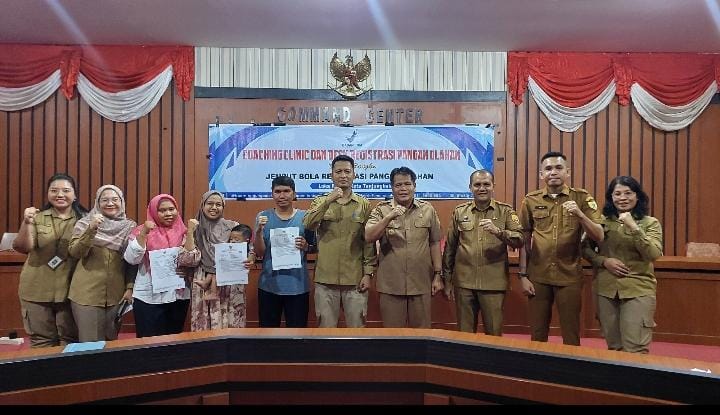 Kepala Loka POM Difa Ananda, berfoto bersama Wakil Bupati dan Sekda serta pelaku UMKM, pada saat penutupan Coaching Clinic dan Desk Registrasi Pangan Olahan, di Aula Command Center Kantor Bupati Kabupaten Labusel, Selasa (5/11/2024). (Dok/Loka POM)