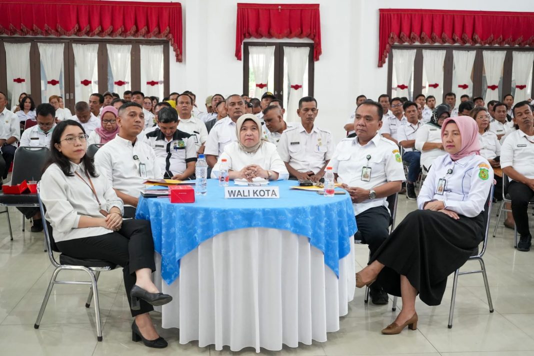 Staf Ahli Emilia Lubis, pada acara Sosialisasi Optimalisasi Pengelolaan Sampah Tingkat Kecamatan dan Kelurahan di Kota Medan Tahun 2024, Rabu (6/11/20224) di Gedung PKK Medan. (Dok/Humas)