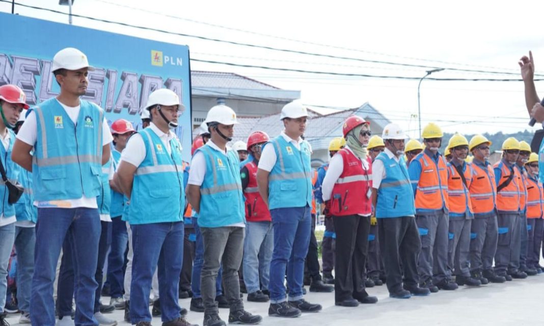 PLN UID Sumut menggelar Apel Siaga Kelistrikan di Lapangan Waterfront Pangururan, Kamis (7/11/2024). (Dok/PLN)