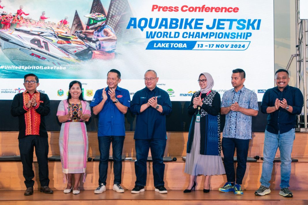 Plt Corporate Secretary Group Head InJourney, Yudhistira Setiawan, Direktur Komersial ITDC, Troy Warokka dan lainnya, foto bersama di Pos Bloc, Medan pada Jumat (8/11/2024), usai memberi keterangan persiapan Aquabike Jetski World Championship 2024.