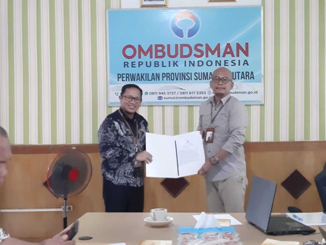 Pjs Kepala Ombudsman Sunut James Marihot Panggabean saat menyerahkan LAHP kepada Pj Bupati Taput diwakili staf, Jumat (08/11/2024).