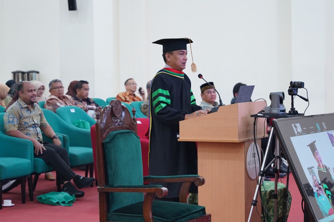 Hery Susanto, menyampaikan pidato penelitian Doktornya, pada sidang terbuka yang digelar pada Rabu (6/11/2024) di Kampus UNJ Rawamangun Jakarta.