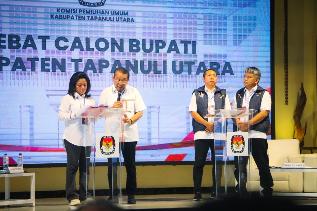 Paslon Bupati Taput nomor 01 dan 02 saat berlangsungnya debat Pilkada yan digelar KPU Taput di gedung pusat HKBP Pearaja Tarutung, Jumat (08/11/2024).