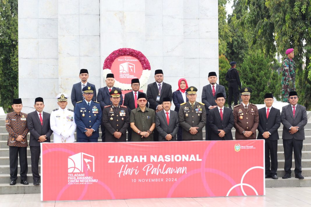 Peserta upacara ziarah nasional Hari Pahlawan 2024 foto bersama di Taman Makam Pahlawan Jalan Sisingamangaraja Medan, Minggu (10/11/2024). (Dok/PLN)