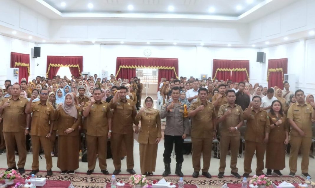 Pj Sekdakab Sergai, Rusmiani Purba didampingi Inspektorat Sergai Dimas Kurnianto dan para narasumber diabadikan bersama perangkat desa peserta Bimtek, Senin (11/11/2024). (Dok/Diskominfo)