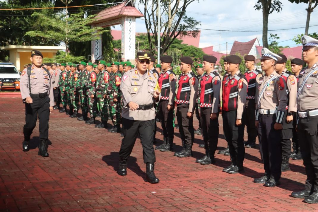 Kapolres Simalungun, AKBP Choky Sentosa Meliala memeriksa pasukan dalam apel gelar pasukan Operasi Aquabike Toba 2024, Senin (11/11/2024).