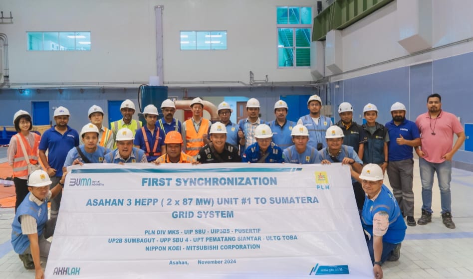 EVP MKS Weddy B Sudirman bersama General Manager PT PLN (Persero) UIP SBU Hening Kyat Pamungkas foto bersama seusai melakukan site visit dalam rangka Synchronize Unit 1&2 PLTA Asahan 3 Kamis dan Jumat. (Dok/PLN)