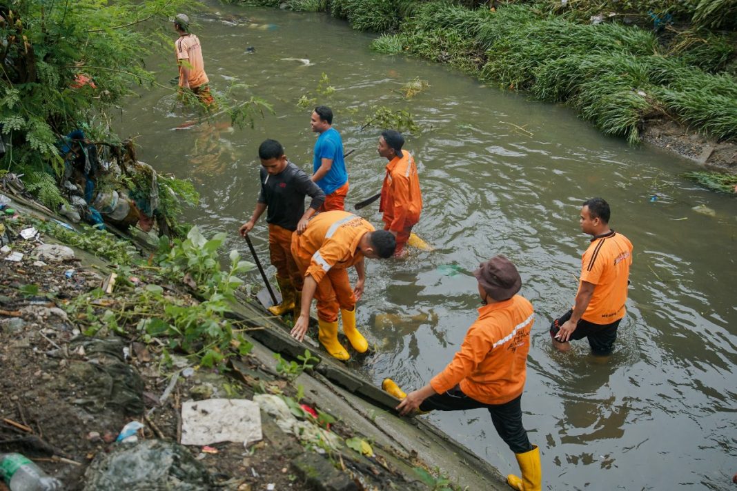 Ratusan personil Polrestabes dan Pemko serta Kodim 0201/Medan melakukan aksi bersih-bersih sungai di Jalan T Amir Hamzah Kecamatan Medan Barat, Selasa (13/11/2024). (Dok/Humas)