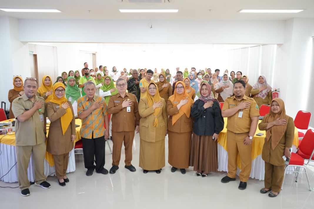 Direktur RSU Haji Medan dr Rehulina Ginting didampingi Wadir Umum Dan PSDM RSU Haji Medan Ridesman SH SKM MKes MH (Kes) dan lainnya foto bersama di sela-sela peringatan HKN ke 60 di Aula RS Haji Medan, Selasa (12/11/2024). (Dok/RS Haji)