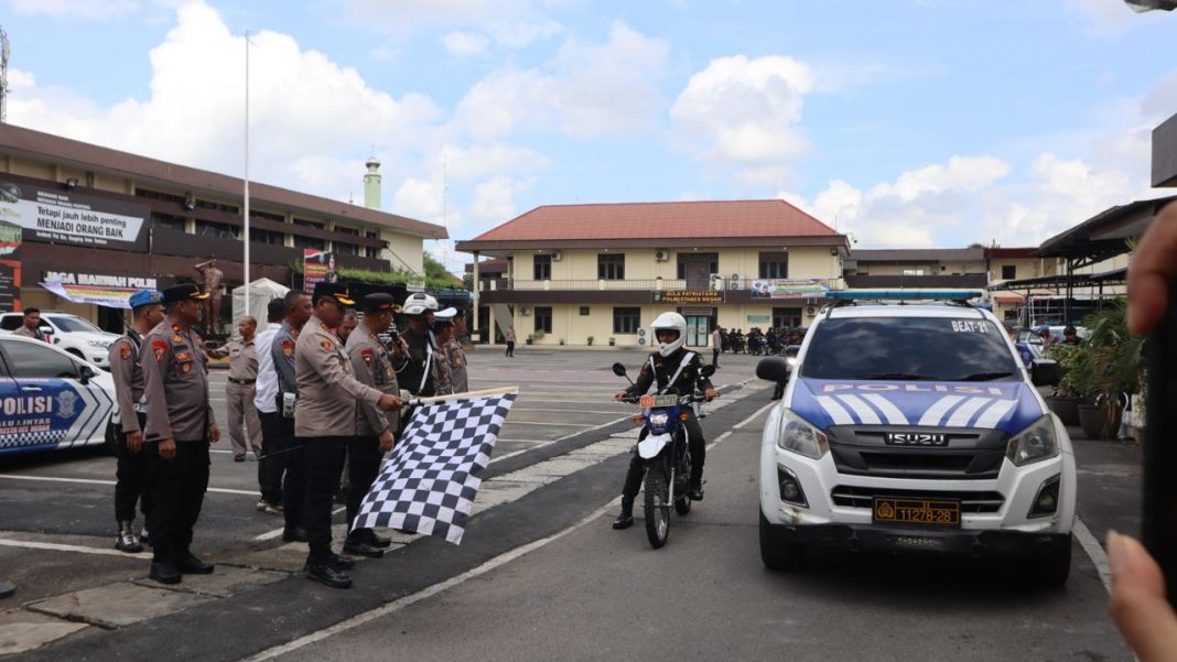 Kapolrestabes Medan Kombes Pol Gidion Arif Setyawan melepas personel gabungan yang akan menggelar patroli skala besar dalam rangka memelihara Kamtibmas yang kondusif dan terkendali pada tahapan kampanye di wilayah kota Medan dan Deliserdang, di Mapolrestabes, Rabu (13/11/2024). (Dok/Polrestabes Medan)