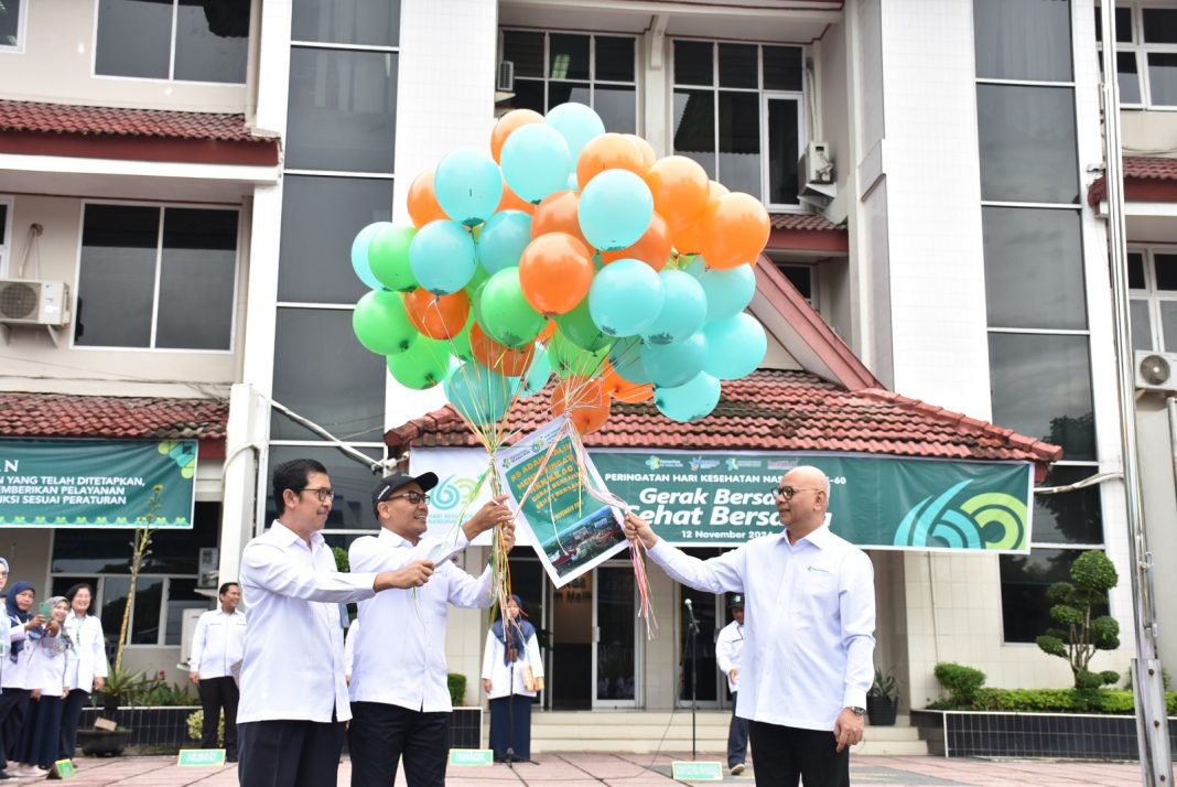 Peringatan HKN ke-60 di RS Adam Malik, Direktur Utama RS Adam Malik dr Zainal Safri MKed(PD) SpPD-KKV SpJP(K), bersama dengan jajaran direksi sebagai petugas upacara, melakukan pelepasan balon sebagai simbol harapan, Selasa (12/11/2024). (Dok/Hukum dan Humas RS Adam Malik)