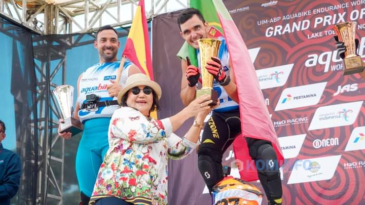 Bupati Karo, Cory Sriwati Sebayang menyerahkan Piala kepada pembalap asal Portugal, Lino Araujo yang tampil sebagai juara pada hari pertama pelaksanaan Aquabike Jetski World Championship 2024 di Pantai Sinalsal Tongging Kecamatan Merek Kabupaten Karo, Sumut, Rabu (13/11/2024). (Dok/Polres Tanah Karo)