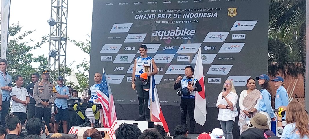 Pembalap aquabike asal Francis Medori (tengah) terima piala Aquabike Endurance World Championship Dairi Cup, Kamis (14/11/2024) di Silahisabungan, Dairi.