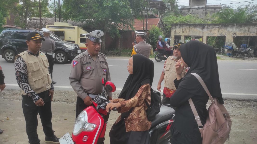 Satlantas Polres Tanjungbalai melakukan razia gabungan dengan memeriksa dokumen kendaraan yang lewat di Jalan Sudirman KM 5 Kelurahan Sijambi Kecamatan Datuk Bandar Kota Tanjungbalai, Kamis (14/11/2024). (Dok/Humas)