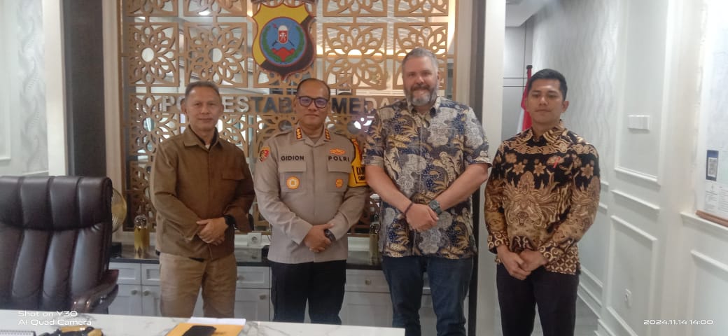 Kapolrestabes Medan Kombes Pol Gidion Arif Setyawan SIK SH MHum terima kunjungan ARSO Kedubes AS, Mr Gianaris J Courtney didampingi Staf Keamanan Kedubes AS Peter Runkat dan Staf Keamanan Konsulat AS Medan Hermanto Manullang, di ruang kerja Kapolrestabes, Kamis (14/11/2024). (Dok/Polrestabes Medan)