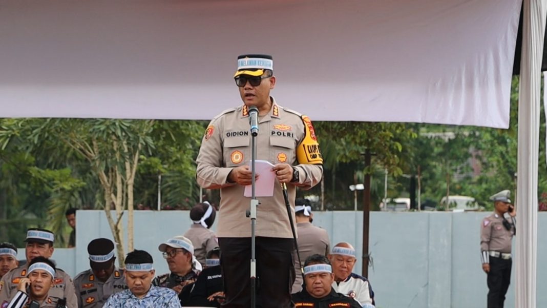 Kapolrestabes Medan Kombes Pol Gidion Arif Setyawan memimpin apel, di Taman Hutan Kota Cadika, Jalan Karya Wisata, Pangkalan Masyhur, Medan Johor, Jumat (15/11/2024).