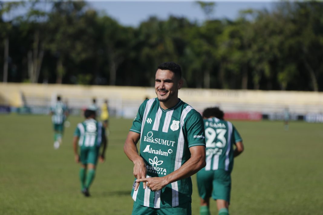 Penyerang PSMS, Juninho Cabral melakukan selebrasi usai membobol gawang Persikota pada lanjutan Liga 2 di Stadion Baharuddin Siregar, Lubukpakam, Deliserdang, Jumat (15/11/2024).