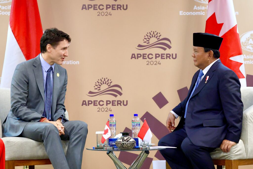 Presiden Prabowo Subianto dan PM Justin Trudeau dalam pertemuan bilateral di KTT APEC, Peru, Jumat (15/11/2024). (Dok/BPMI Setpres)