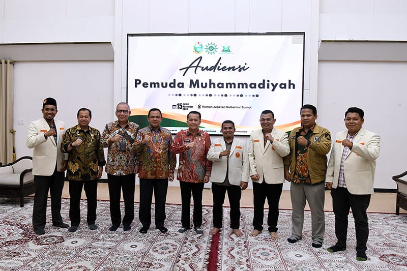 Pj Gubernur Sumut Agus Fatoni menerima audiensi Pemuda Muhammadiyah Sumut di Rumah Dinas Gubernur Sumut, Medan, Jumat (15/11/2024). (Dok/Diskominfo Sumut)