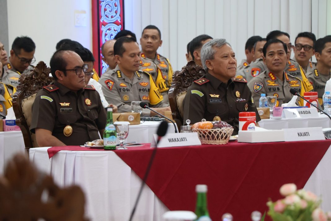 Suasana Rapat Dengar Pendapat (RDP) dengan Komisi III DPR RI dengan Kajati, Kapolda dan BNNP Sumut di Aula Tribrata Polda Sumut Jalan SM Raja Medan, Jumat (15/11/2024). (Dok/Penkum Kejatisu)