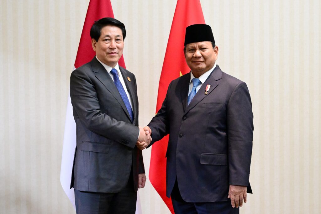 Presiden Republik Indonesia Prabowo Subianto mengadakan pertemuan bilateral dengan Presiden Republik Sosialis Vietnam, Luong Cuong, di hotel tempat Presiden Prabowo bermalam di Lima, Peru, Jumat (15/11/2024). (Dok/BPMI Setpres)