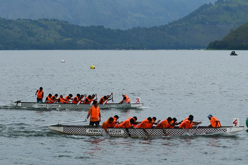 Perlombaan Solu Bolon di Danau Toba memukau wisatawan dan peserta internasional, menjadi sorotan budaya lokal di Aquabike Jetski World Championship 2024.