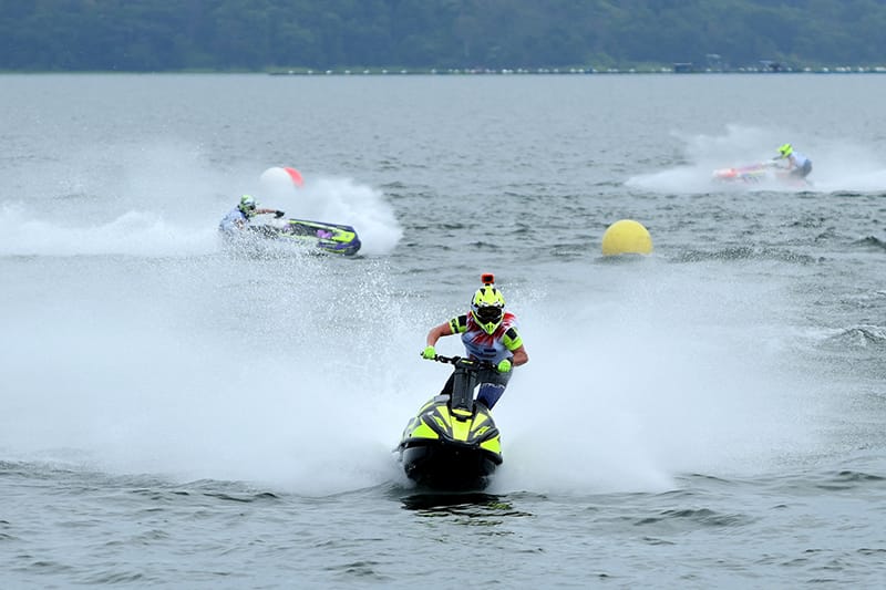 Jasmiin Ypraus asal Estonia saat beraksi di nomor Ski Ladies GP1 pada Aquabike World Championship 2024 di Pantai Waterfront Pangururan, Kabupaten Samosir, Sabtu (16/11/2024).