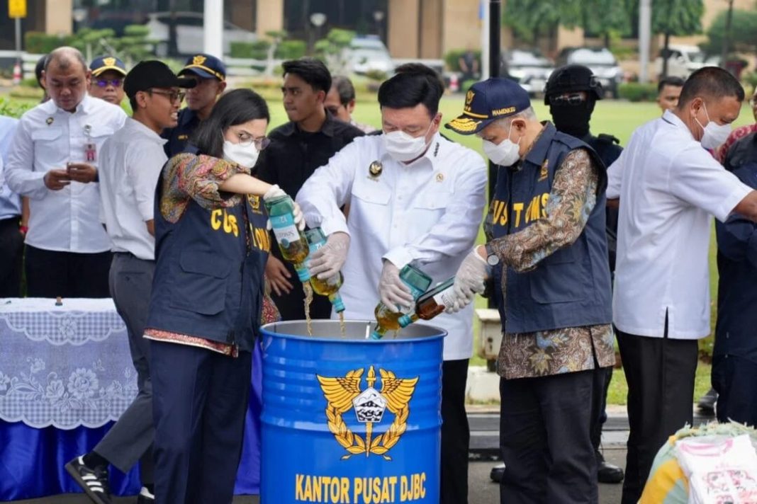 Pemusnahan barang bukti hasil penindakan Desk Pencegahan dan Pemberantasan Penyelundupan di halaman kantor Pusat Bea dan Cukai, Jakarta Timur, Kamis (14/11/2024).