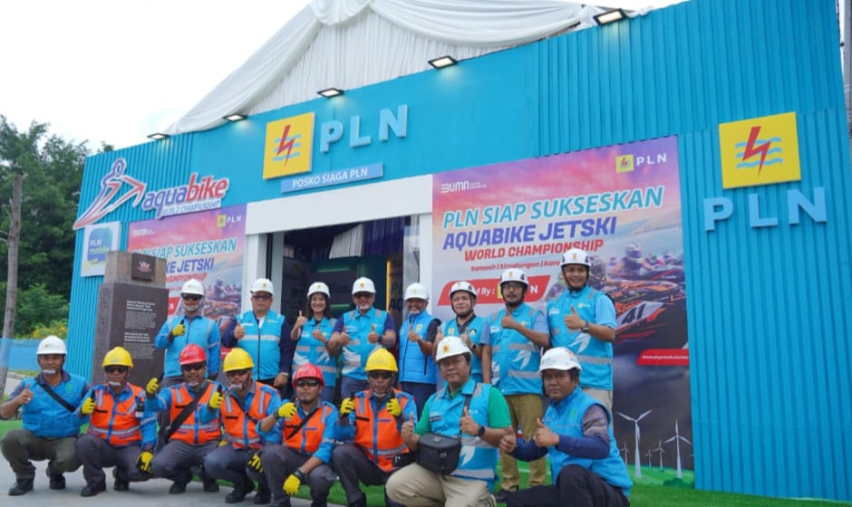 General Manager PLN UID Sumut, Agus Kuswardoyo, Jumat (16/11/2024) foto bersama seusai melakukan pemeriksaan terakhir untuk memastikan seluruh pasokan listrik untuk Aquabike World Championship 2024. (Dok/PLN)